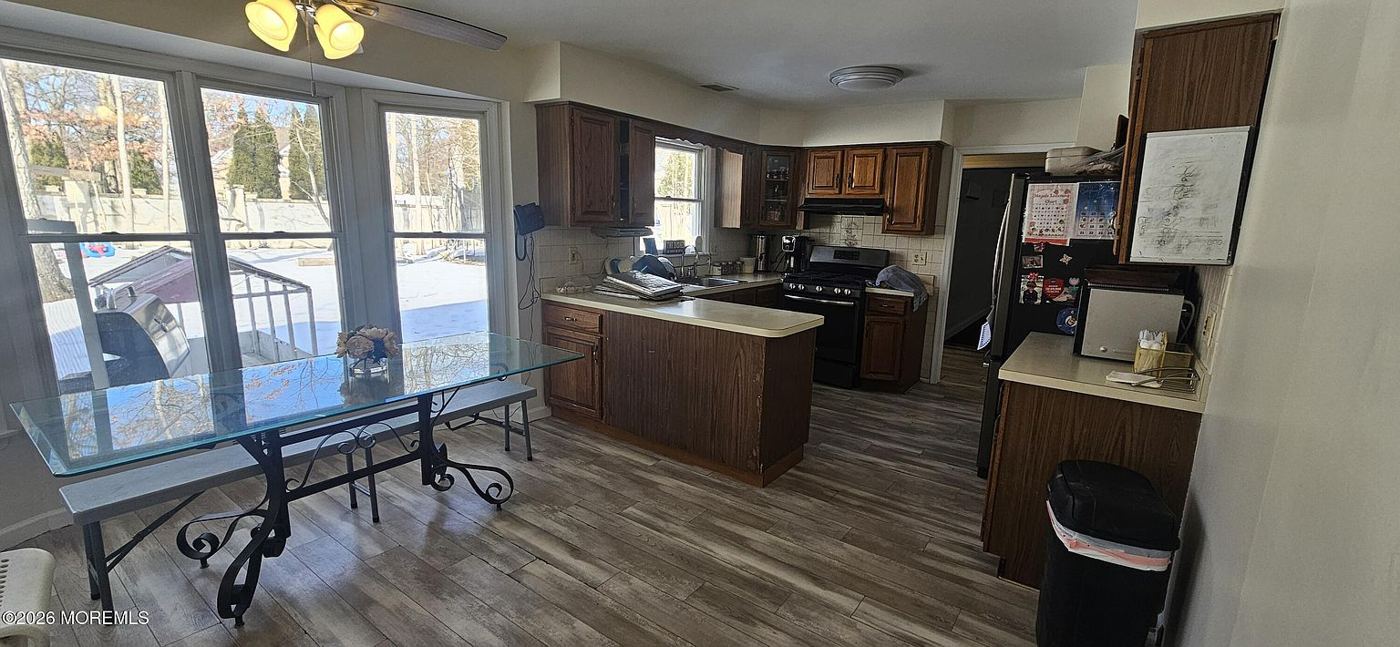 Eat-in kitchen
