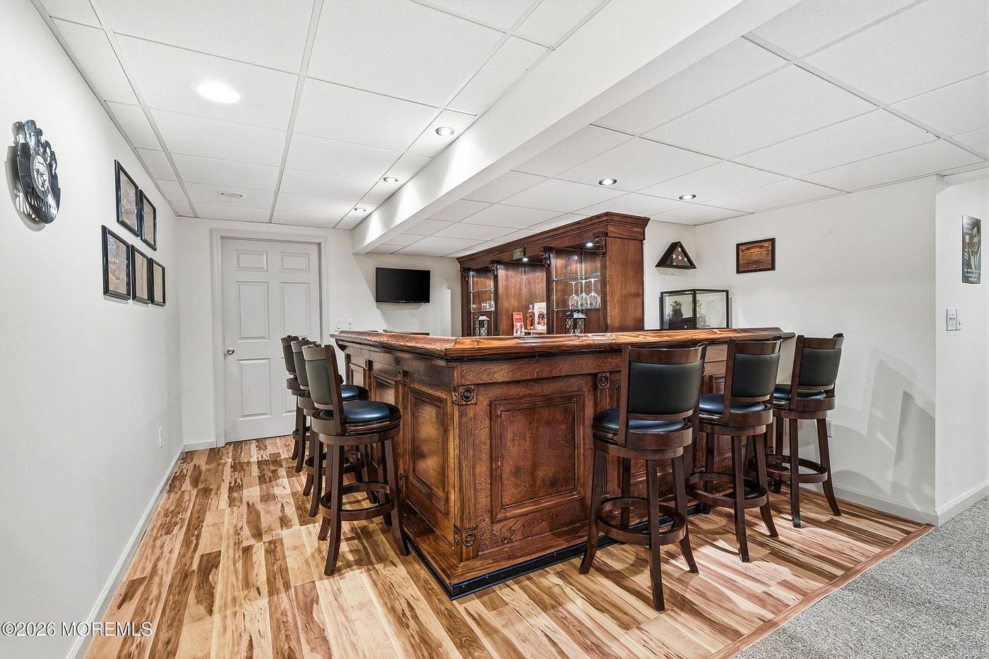 Basement wet bar with seating